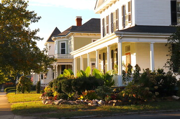 Colonial Style Homes in Virginia, Autumn Landscaping