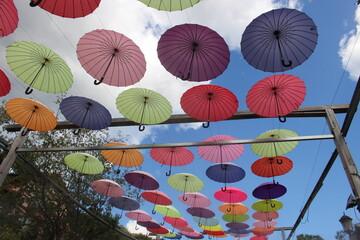 하늘에 걸려 있는 우산 umbrella hanging in the sky
