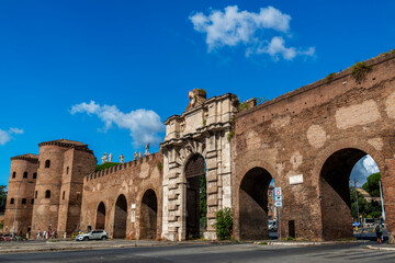 Fototapeta na wymiar Porte ancienne dans le centre historique de Rome en Italie