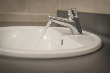 eau qui coule d'un robinet puch anti gaspillage © Esta Webster