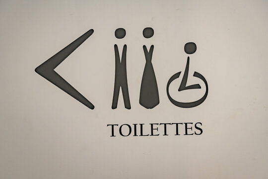 symboles d'indication des toilettes pour hommes femmes te personnes handicap&eacute;es avec une fl&eacute;ch&eacute;