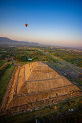 Fototapeta na wymiar Vista aérea de Teotihuacan y globos aerostáticos 