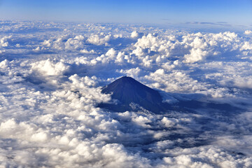 空撮した富士山 - obrazy, fototapety, plakaty
