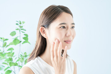 肌の状態を確かめる若い女性