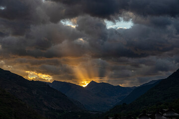 Wunderschöner dramatischer Sonnenaufgang im Val D´Aran: Blick Richtung Berge im Ort Viehla