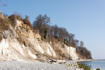 Ostseeinsel Rügen Sassnitz steinige Felsküste mit Kreidefelsen auf dem Weg zur Stubbenkammer