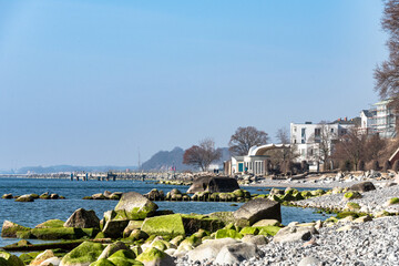 Ostseeinsel Rügen Sassnitz steinige Felsküste mit Kreidefelsen auf dem Weg zur Stubbenkammer
