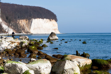 Ostseeinsel Rügen Sassnitz steinige Felsküste mit Kreidefelsen auf dem Weg zur Stubbenkammer