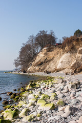 Ostseeinsel Rügen Sassnitz steinige Felsküste mit Kreidefelsen auf dem Weg zur Stubbenkammer