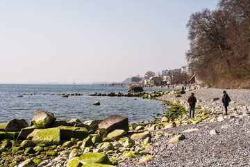 Ostseeinsel Rügen Sassnitz steinige Felsküste mit Kreidefelsen auf dem Weg zur Stubbenkammer