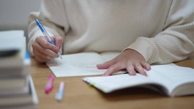 自宅で勉強する女性