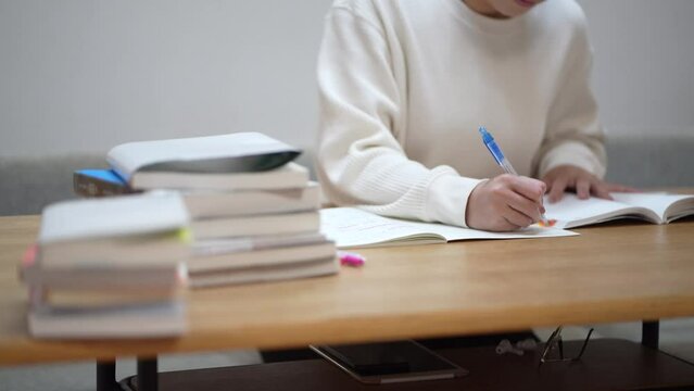 自宅で勉強する女性