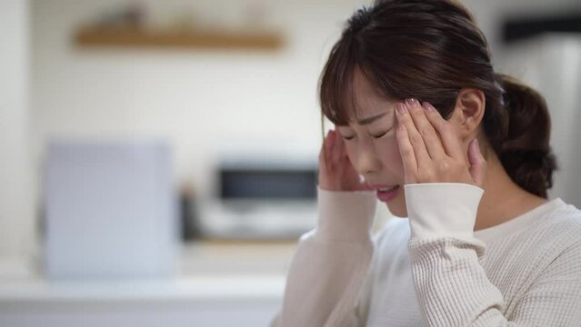 頭痛を感じる女性
