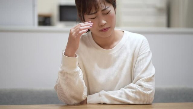 頭痛を感じる女性