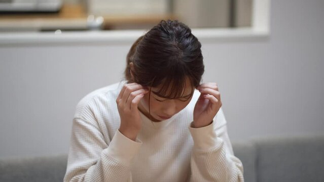 頭痛を感じる女性