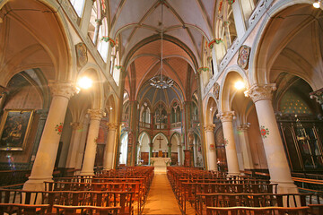 église de Sommières dans le Gard, vitraux, bâtiment , architecture, colonne, Occitanie, France