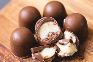 bombom ou trufa de chocolate recheada com cupuaçu em fotografia macro. Comida brasileira,...
