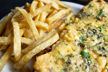 milanesa napolitana con papas fritas y queso gratinado