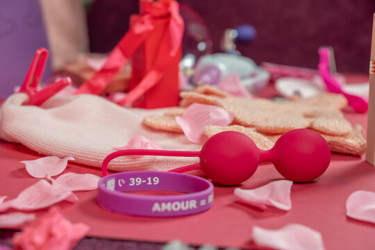 objets féminins dans un décor rose et boules de geïsha