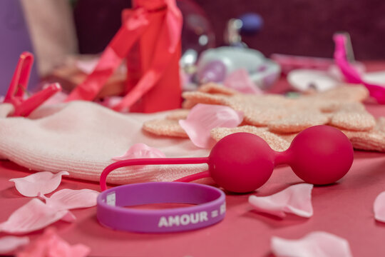 ensemble d'objets roses et féminin avec des boules de geisha pour la rééducation du périné