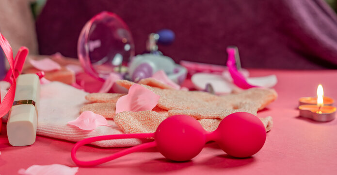 boules de geisha et objets féminins et roses