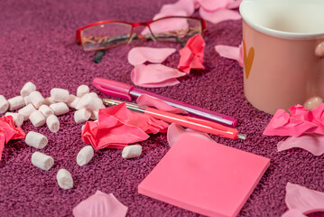 Obraz na płótnie Canvas stylos et papiers dans un ensemble d'objets roses et gourmands
