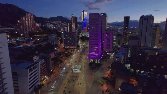 noche en la ciudad de Bogot&aacute; (Colombia), pais latinoamericano