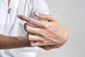 Fingers rigidity, Hand muscles spasm, or Weakness of digits.