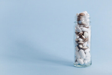 Bote relleno de diferentes pastillas