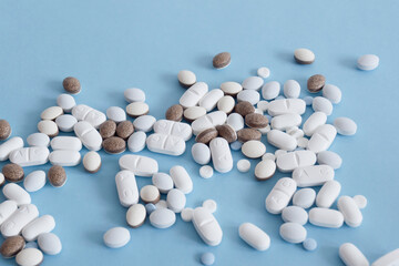 Pastillas esparcidas sobre fondo azul