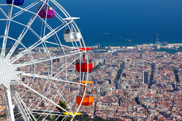 Barcelona Tibidabo widok na miasto diabelski młyn wesołe miasteczko i Tibidabo wheel - obrazy, fototapety, plakaty