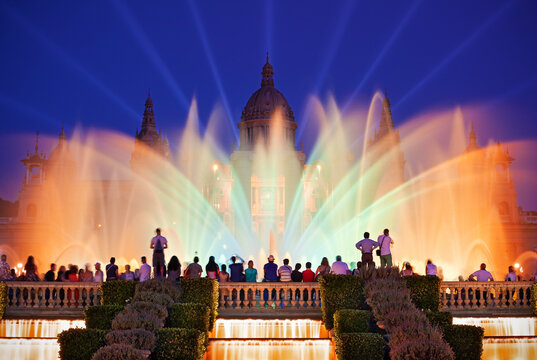 Barcelona nocą pokaz fontanny mnac światła iluminacja Montju&iuml;c