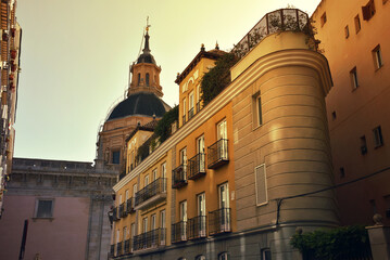 Naklejka premium Arquitectura singular en la Calle de los Mancebos en Madrid