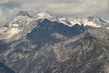 Fototapeta na wymiar Giganten des Bergell im Fokus; Blick vom Monte Berlinghera auf Pizzo Badile (3305m), Pizzo Cengalo (3369m) und Cima della Bondasca (3289m)