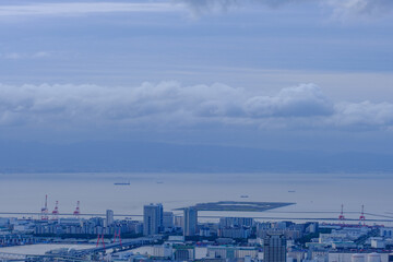 神戸市東灘区の高台、渦森台展望公園より神戸市街地と大阪湾を臨む