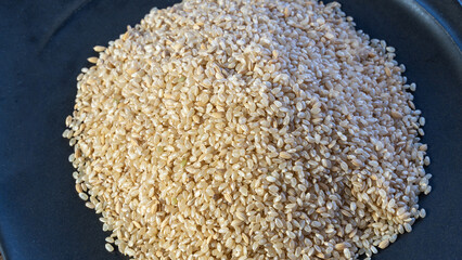 テーブルの黒い皿に盛られた玄米（俯瞰）