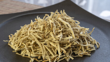 黒い皿に盛られた備蓄できる乾燥野菜（ごぼう）