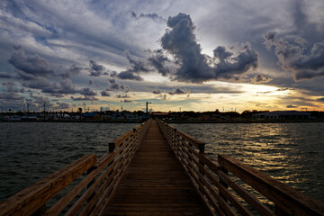 Obraz premium pier at sunset