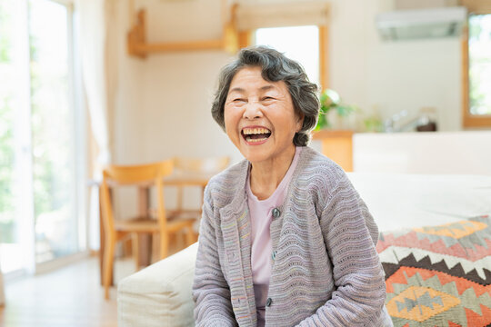 笑顔のシニア女性