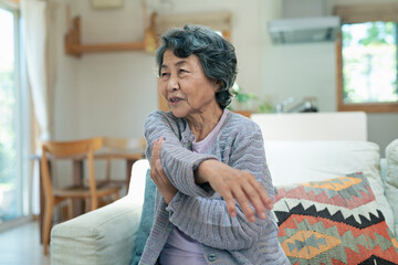 肘が痛むシニア女性