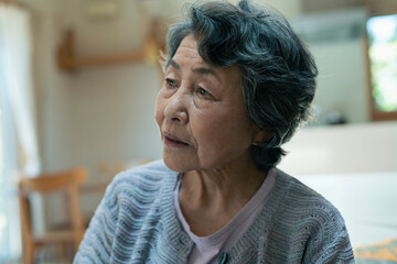 不安そうなシニア女性