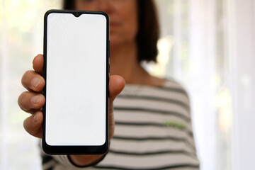 Frau zeigt das leere Display ihres Handys