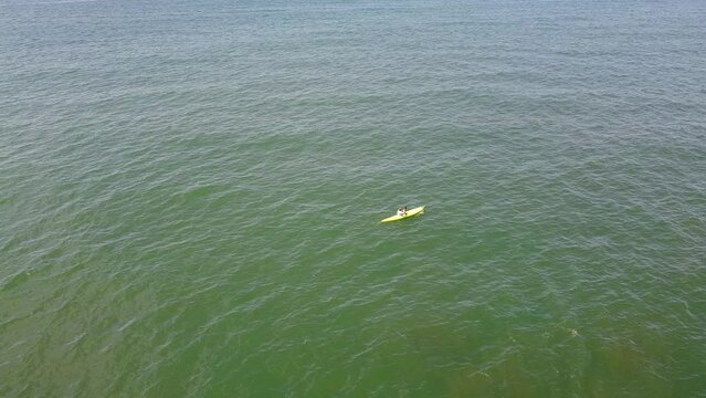 Deporte acuatico en playa Sayulita Jalisco, Mexico toma aerea con dron.