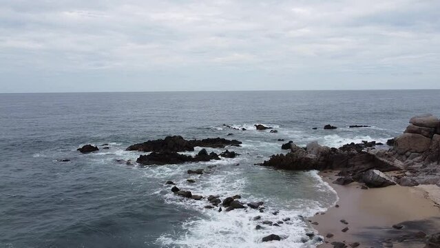 Dron en Playa Sayulita Jalisco Mexico con marea alta en piedras