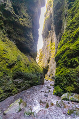 die beeindruckende Felsspalte von Rauðfeldsgjá Gorge auf der Halbinsel Snæfellsnes von Island