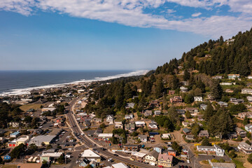 Naklejka premium Oregon Coast Highway 101 winding through town of Yachats