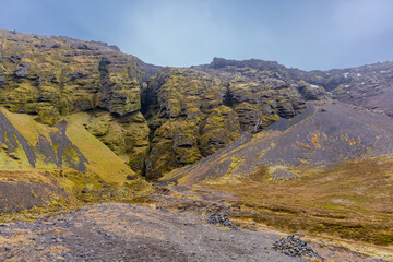die beeindruckende Felsspalte von Rauðfeldsgjá Gorge auf der Halbinsel Snæfellsnes von Island