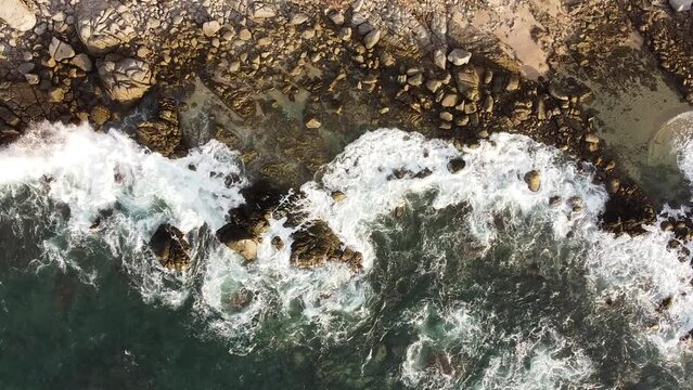 toma cenital  con Dron de Piedras  arena y agua en  playa Sayulita jalisco M&eacute;xico olas de playa agua salada vacaciones 