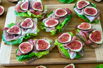 Sandwiches with lettuce, ripening ham and figs