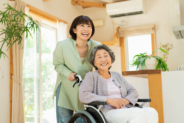 孫と車椅子に乗ったシニア女性